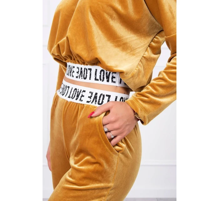 Velurová souprava s kapucí v hořčicové barvě Velurová souprava s kapucí v hořčicové barvě