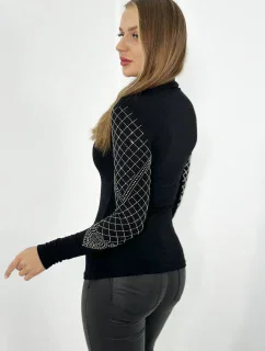 Pletená halenka zdobená výstřihem a rukávy černá