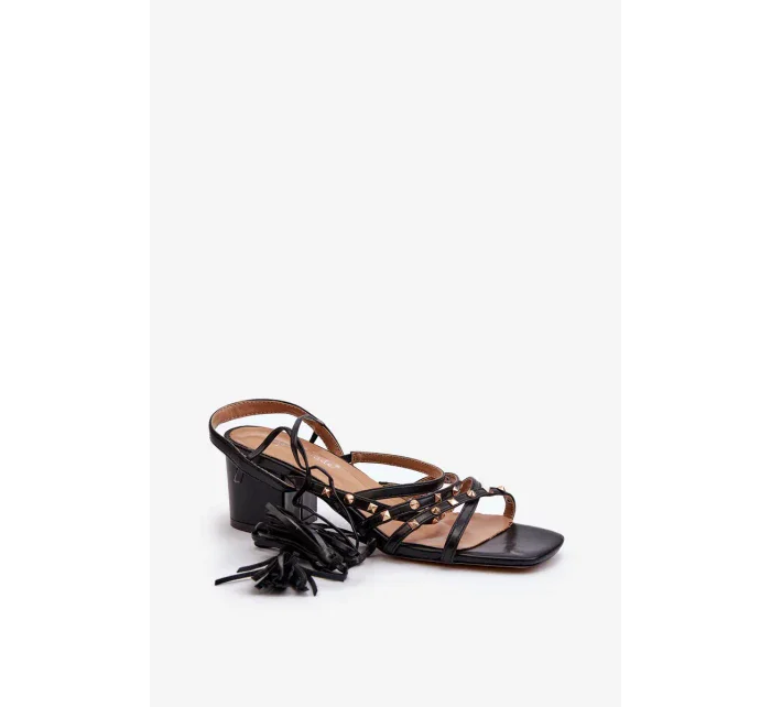 Šněrovací sandály na nízkém podpatku zdobené černými cvočky Chrisele Šněrovací sandály na nízkém podpatku zdobené černými cvočky Chrisele