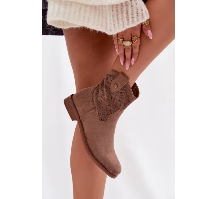 Dámské kotníkové boty na nízkém podpatku s krajkovým vzorem model 22007421 Hnědé - S.Barski Dámské kotníkové boty na nízkém podpatku s krajkovým vzorem model 22007421 Hnědé - S.Barski