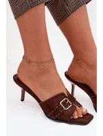 Dámské sandály na podpatku s páskem a zlatým přezkou Čokoládové model 22038448 - Boto