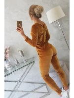 Velurová souprava se záhyby na zadní straně velbloudí barvy