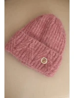 Dámská zimní čepice z huňaté pleteniny a s model 21441822 knoflíkem tmavě růžová - K-Fashion Dámská zimní čepice z huňaté pleteniny a s model 21441822 knoflíkem tmavě růžová - K-Fashion