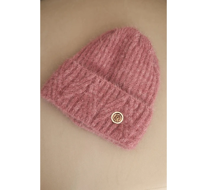 Dámská zimní čepice z huňaté pleteniny a s model 21441822 knoflíkem tmavě růžová - K-Fashion Dámská zimní čepice z huňaté pleteniny a s model 21441822 knoflíkem tmavě růžová - K-Fashion