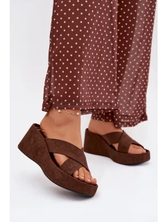 Dámské pantofle na platformě z eko semiše čokoládové model 21919328 - Boto