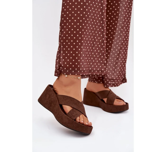 Dámské pantofle na platformě z eko semiše čokoládové model 21919328 - Boto