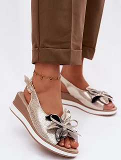 Kožené sandály na platformě s ozdobou model 22101402 Zlaté - S.Barski