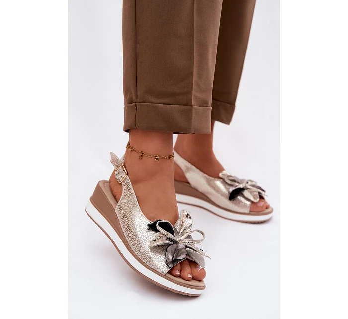 Kožené sandály na platformě s ozdobou model 22101402 Zlaté - S.Barski