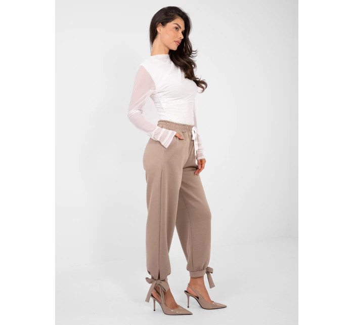 Spodnie IT SP model 21895911 ciemny bezowy - FPrice Spodnie IT SP model 21895911 ciemny bezowy - FPrice