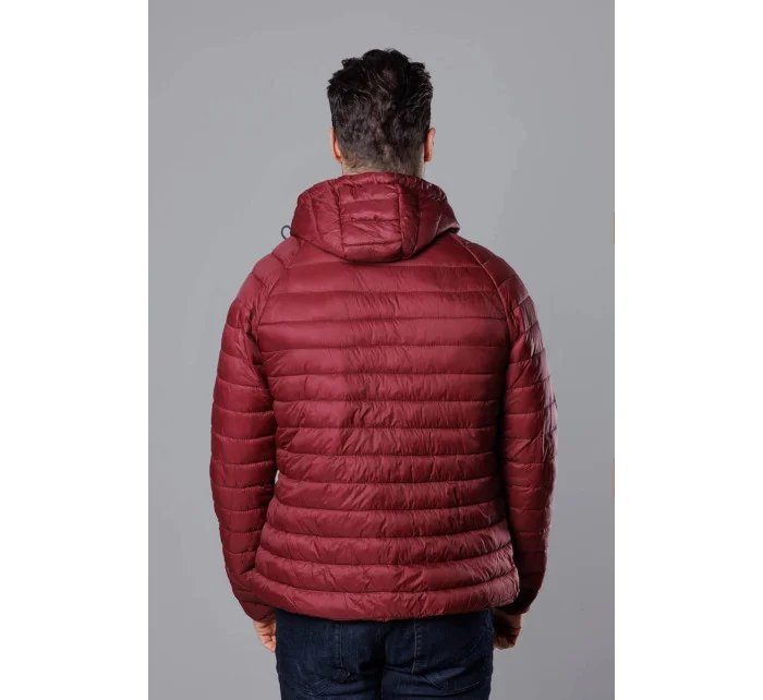 Pánská prošívaná bunda ve vínové bordó barvě s kapucí model 18345044 - J.STYLE Pánská prošívaná bunda ve vínové bordó barvě s kapucí model 18345044 - J.STYLE