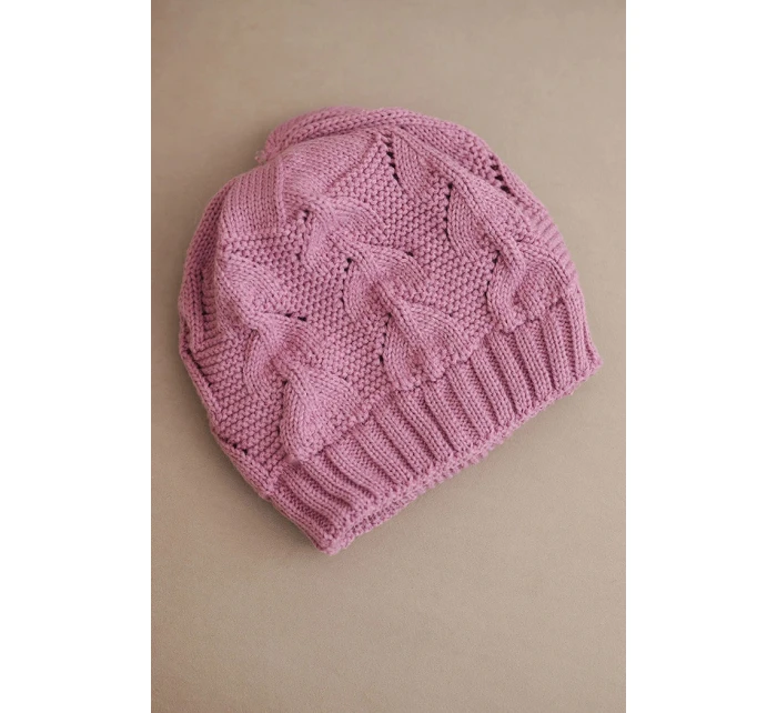 Dámská zimní čepice z vlny s krajkovým vzorem K427 tmavě růžová Dámská zimní čepice z vlny s krajkovým vzorem K427 tmavě růžová