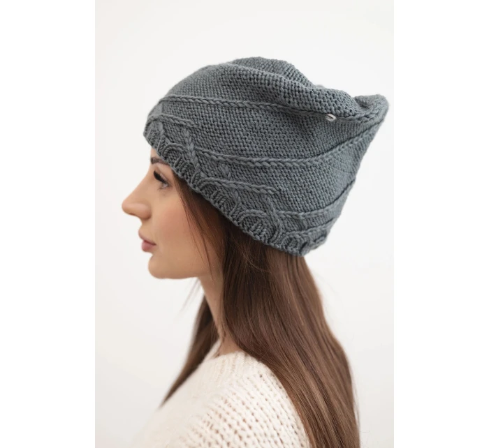 Dámská zimní čepice s ozdobným pletením a klasickým střihem K372 tmavě šedá
