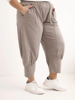 Dámské kalhoty Plus Size s nízkým model 21924475 a gumou v pase fango - K-Fashion