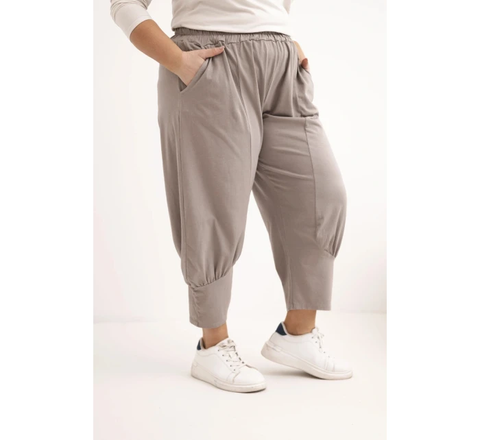 Dámské kalhoty Plus Size s nízkým model 21924475 a gumou v pase fango - K-Fashion