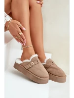 Dámské pantofle na silné podrážce s kožíškem a sponou tmavě béžové model 21677937 - Boto Dámské pantofle na silné podrážce s kožíškem a sponou tmavě béžové model 21677937 - Boto