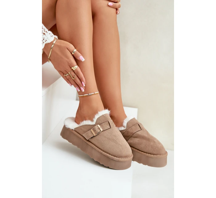 Dámské pantofle na silné podrážce s kožíškem a sponou tmavě béžové model 21677937 - Boto Dámské pantofle na silné podrážce s kožíškem a sponou tmavě béžové model 21677937 - Boto