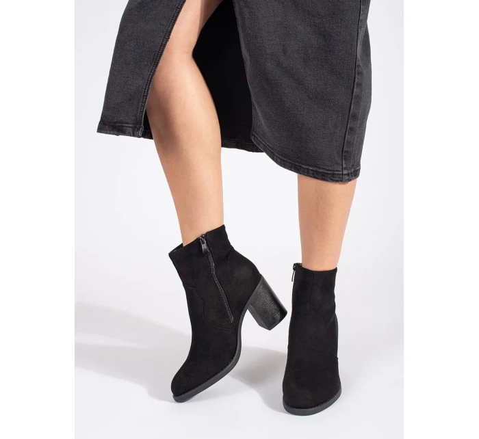 Praktické  kotníčkové boty černé dámské na širokém podpatku