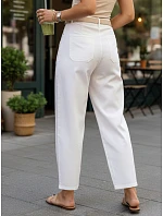 Dámské džíny mom fit s páskem a vysokým sedem bílé FashionStreet UY3062 Dámské džíny mom fit s páskem a vysokým sedem bílé FashionStreet UY3062