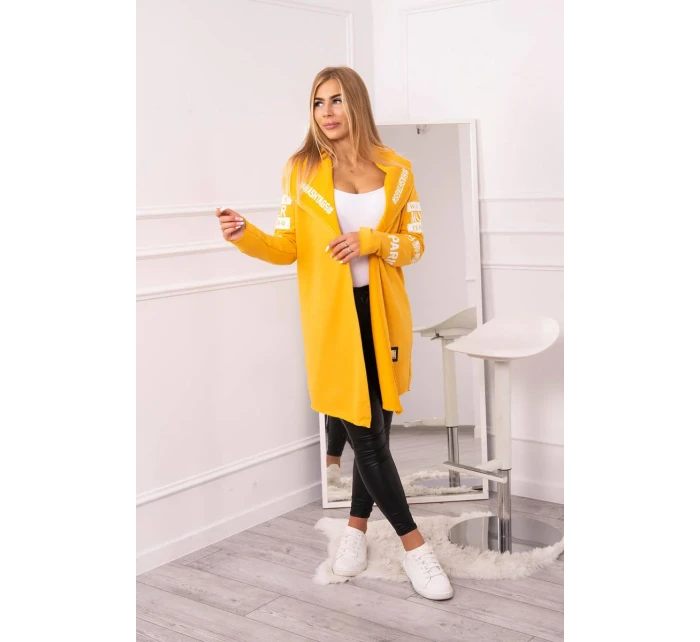 Plášť s hořčičným nápisem