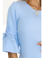 Trapézové šaty s vázáním na rukávech model 20947010 - numoco Trapézové šaty s vázáním na rukávech model 20947010 - numoco