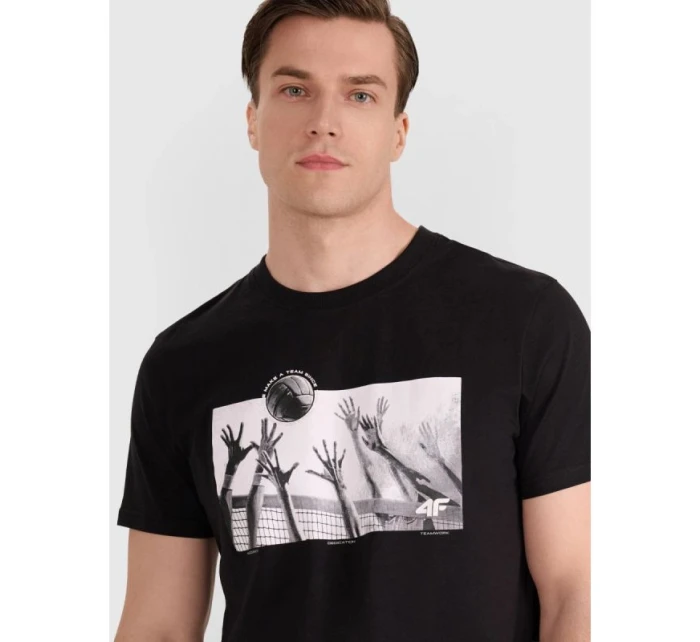 Pánské volejbalové tričko s potiskem 4F 4FRAW25TTSHM3319-20S Pánské volejbalové tričko s potiskem 4F 4FRAW25TTSHM3319-20S