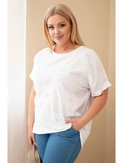 Dámská bavlněná halenka Plus Size s model 22092378 květinami bílá - K-Fashion
