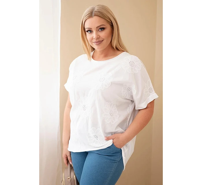 Dámská bavlněná halenka Plus Size s model 22092378 květinami bílá - K-Fashion