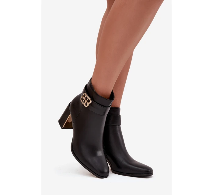 Dámské kotníkové boty na podpatku s páskem a zlatým detailem Galinne – černé