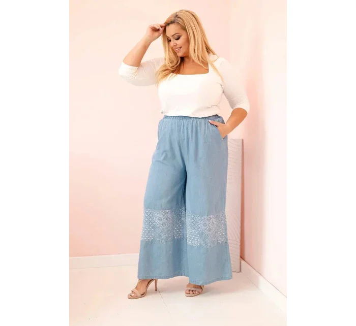 Dámské kalhoty Plus Size se širokými nohavicemi a model 21156795 výšivkou světle džínové - K-Fashion