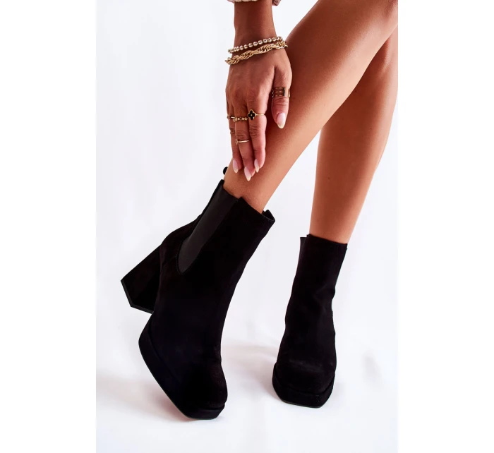 Semišové boty na masivním podpatku Laura Messi 2519 Černá