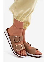 Dámské pantofle se zlatými sponami model 22094931 světle hnědé - Inblu Dámské pantofle se zlatými sponami model 22094931 světle hnědé - Inblu