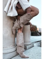 Vlněné kozačky na jehlovém podpatku z eko semiše zateplené béžové model 21757778 - Boto