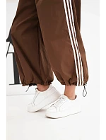 Dámský bavlněný komplet s oversized kalhotami a kontrastními lampasy hnědý Dámský bavlněný komplet s oversized kalhotami a kontrastními lampasy hnědý