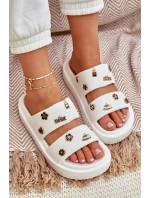 Dámské pěnové pantofle s ozdobnými připínkami – bílé