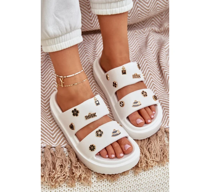 Dámské pěnové pantofle s ozdobnými připínkami – bílé