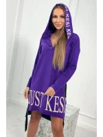 Tmavě fialové šaty s kapucí a potiskem Tmavě fialové šaty s kapucí a potiskem