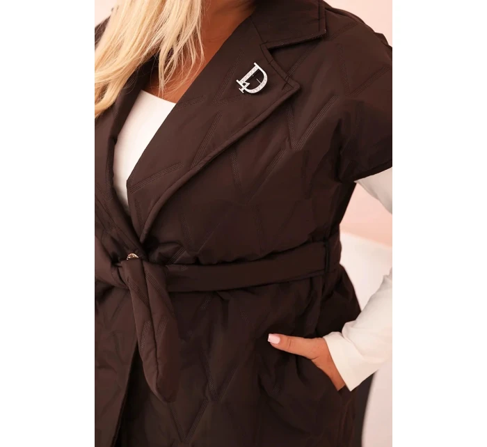 Dámská vesta Plus Size prošívaná s páskem a límcem hnědá