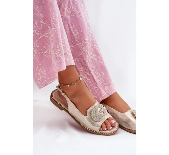 Dámské sandály na plochém podpatku s ozdobným detailem S.Barski KV51-080 zlaté Dámské sandály na plochém podpatku s ozdobným detailem S.Barski KV51-080 zlaté