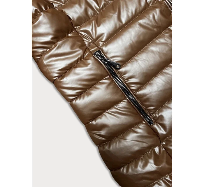 Prošívaná dámská bunda v karamelové barvě s kapucí (16M9106-84)