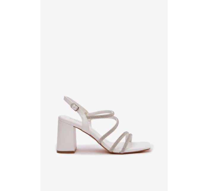 Dámské sandály na podpatku s pásky a kamínky Bílá model 22027976 - Boto Dámské sandály na podpatku s pásky a kamínky Bílá model 22027976 - Boto