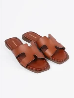 Originální dámské nazouváky hnědé na plochém podpatku Originální dámské nazouváky hnědé na plochém podpatku