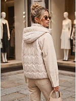 Kurtka damska pikowana z odpinanym kapturem beżowa model 22347617 - FashionStreet Kurtka damska pikowana z odpinanym kapturem beżowa model 22347617 - FashionStreet