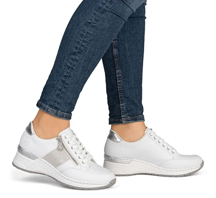 Dámské tenisky s polovičním zipem bílé model 22021873 - Rieker Dámské tenisky s polovičním zipem bílé model 22021873 - Rieker