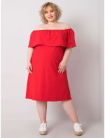 Červené šaty plus velikosti se španělským výstřihem