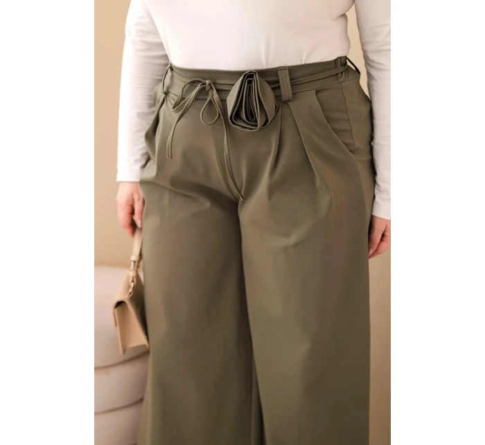 Dámské kalhoty Plus Size s širokou nohavicí a ozdobným květem v pase khaki