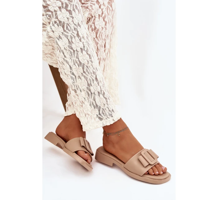 Dámské pantofle na nízkém podpatku s přezkou béžové Melivra