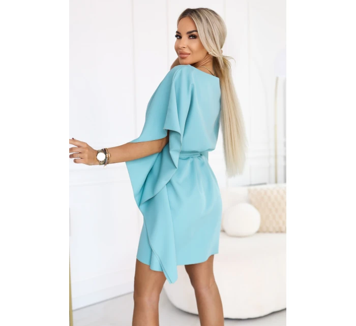 model 22015591 SOFIA Motýlí šaty se zavazováním v pase pastelově tyrkysové - numoco model 22015591 SOFIA Motýlí šaty se zavazováním v pase pastelově tyrkysové - numoco