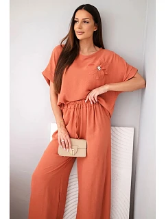 Dámský komplet z viskózy s ozdobnou květinou a širokými kalhotami model 22264563 - K-Fashion