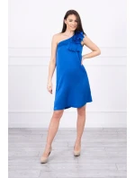 Šaty s mašlí na rameni v chrpově modré barvě