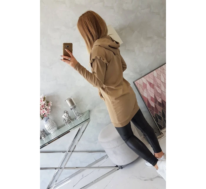 Šaty s ozdobnými volánky a kapucí camel